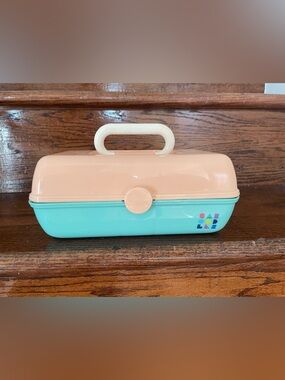 Caboodles pretty in petite 90s retro makeup travel case seafoam peach
